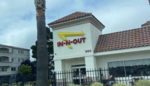 インアンドアウト、デイリーシティー店の外観の写真です