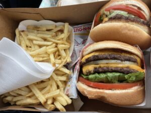 インアンドアウトのハンバーガーとポテトの写真です