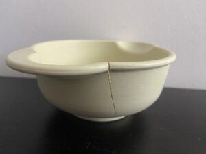 国際郵便で割れてしまった食器の写真です