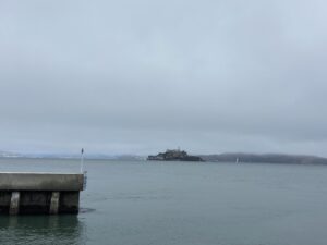 小さく映るアルカトラズ島の写真です