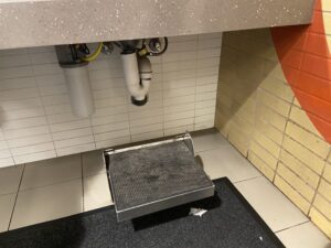 手洗い場にある台の写真です